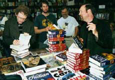 Brian Herbert (vľavo) a Kevin J.Anderson pri autogramiáde prvého dielu trilógie z obdobia Služobníckeho džihádu.
